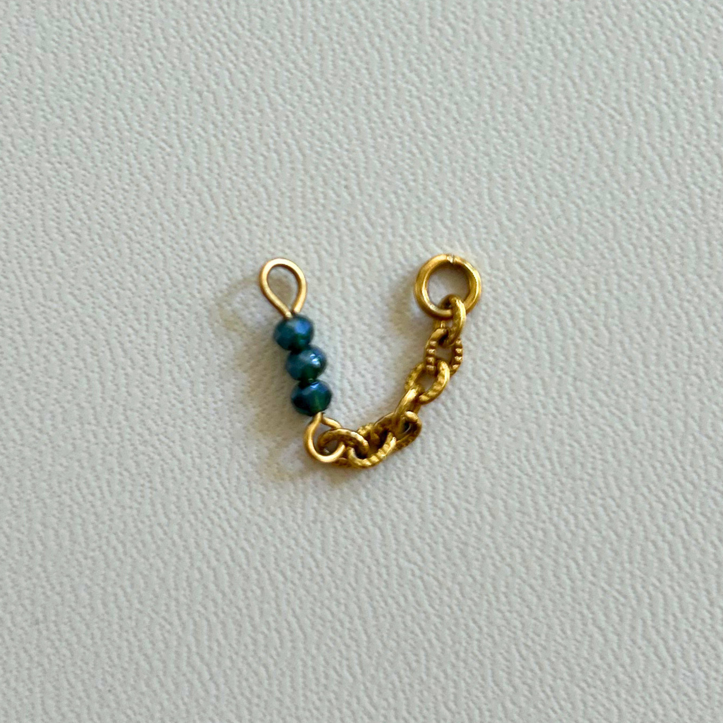 Chainette 5 • 3 perles irisées
