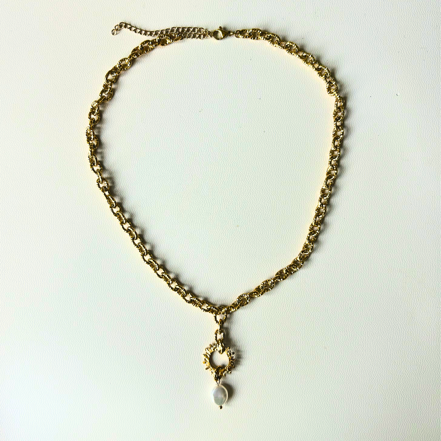 Collier doré Aélia • Charm astre martelé et perle nacrée