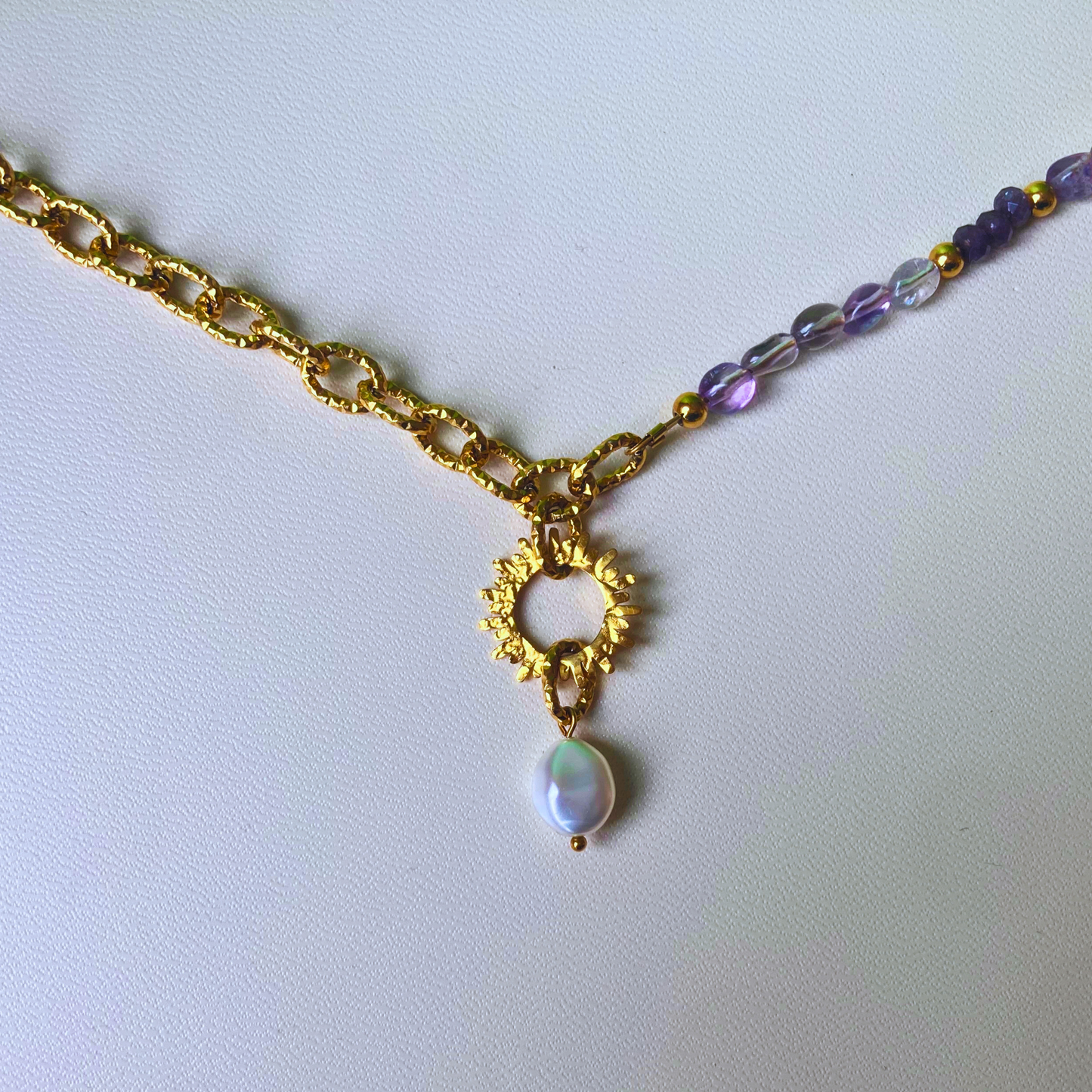 Collier Nova • charm astre martelé et perle nacrée