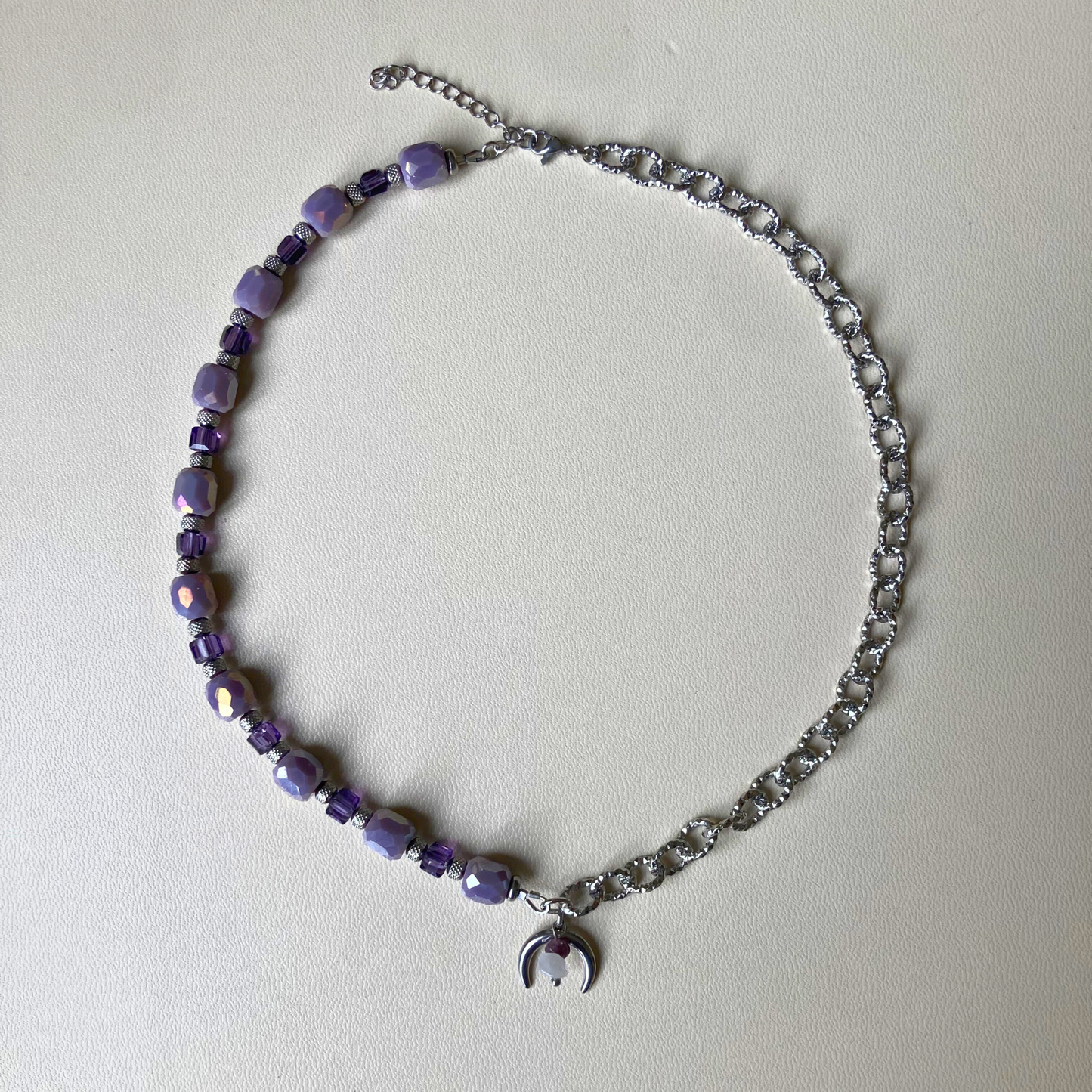 Collier asymétrique Nyx argenté • charm corne de lune