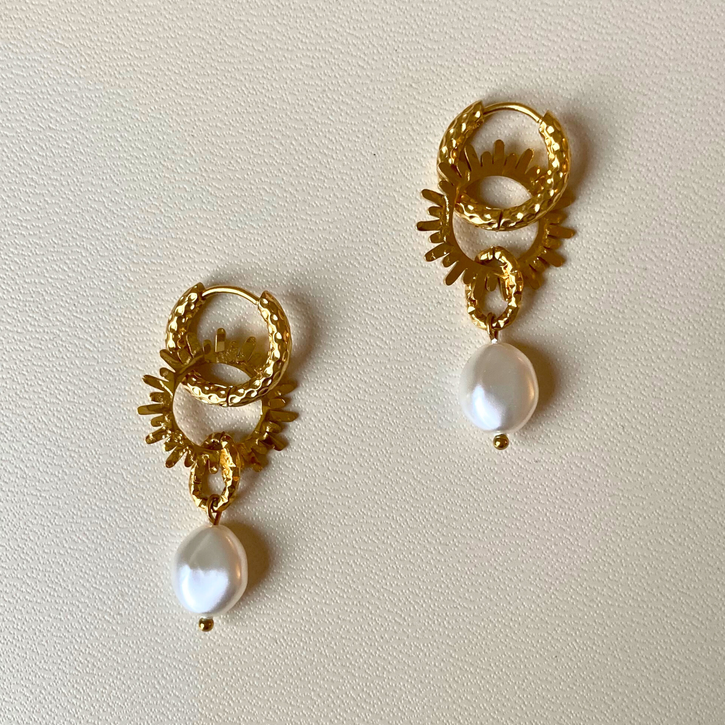 Créoles Luméria • charm astre martelé et perle nacrée