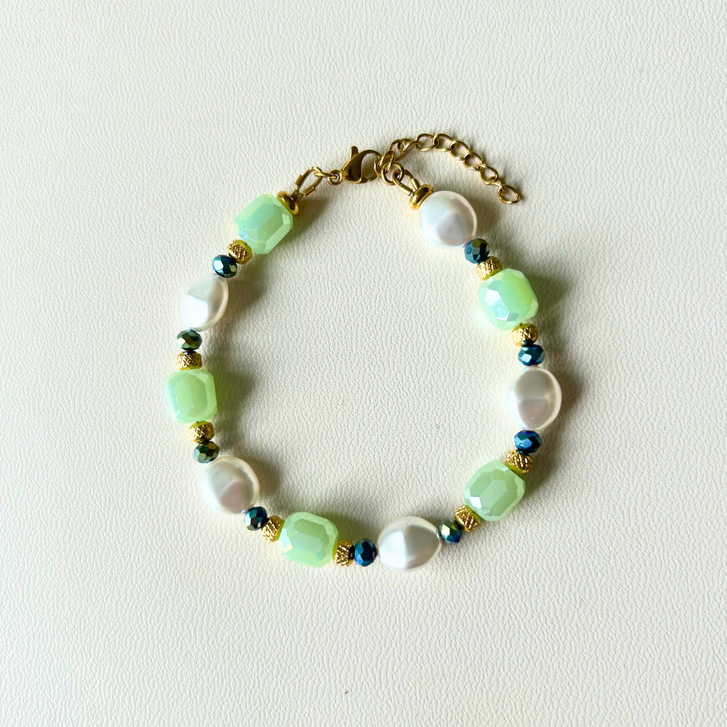 Bracelet Maïa • perles irisées et nacrées