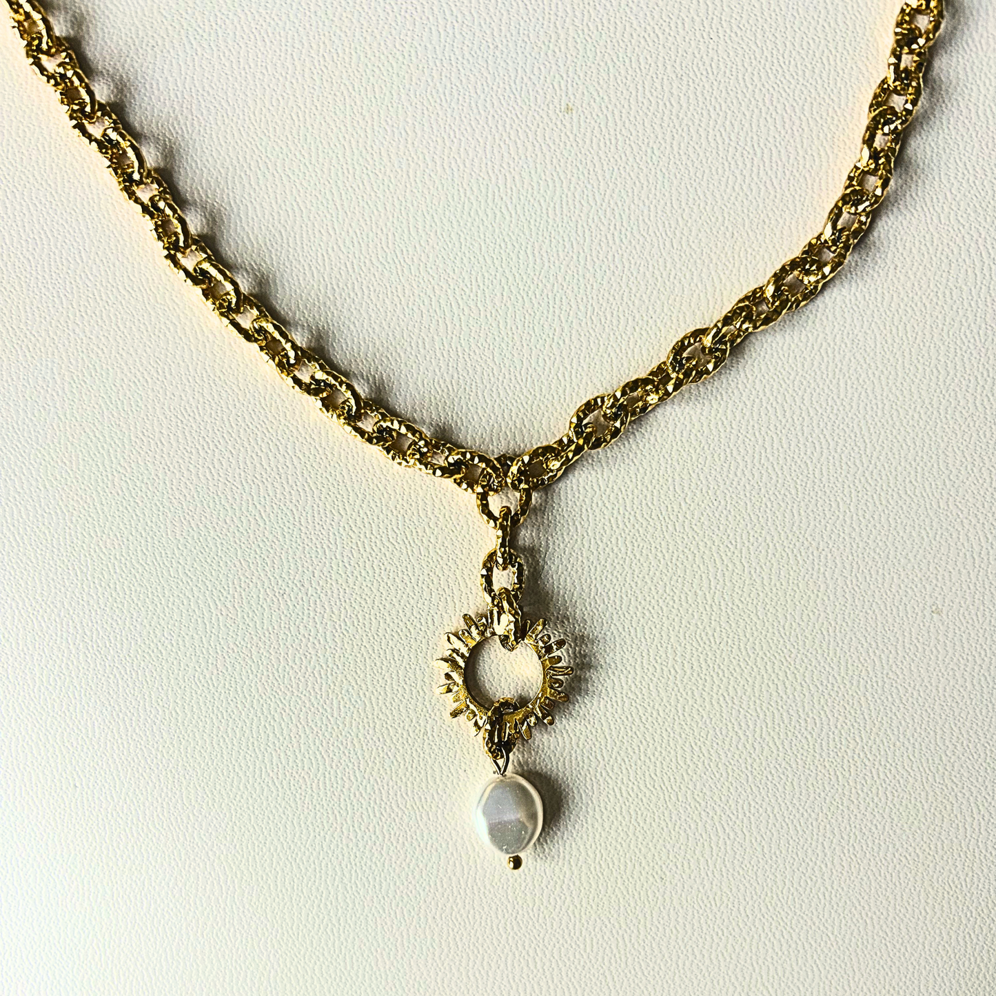 Collier doré Aélia • Charm astre martelé et perle nacrée