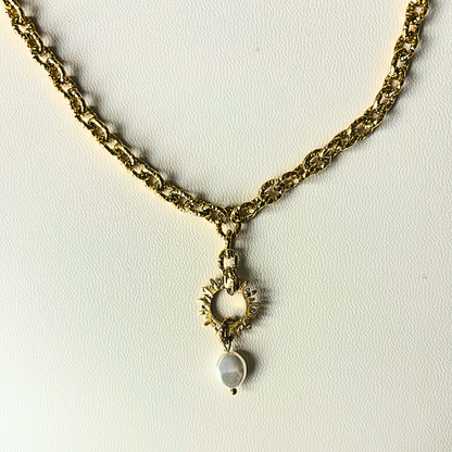 Collier doré Aélia • Charm astre martelé et perle nacrée