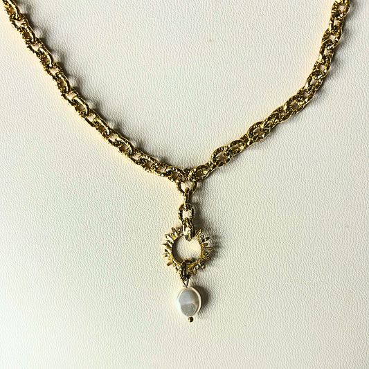 Collier doré Aélia • Charm astre martelé et perle nacrée