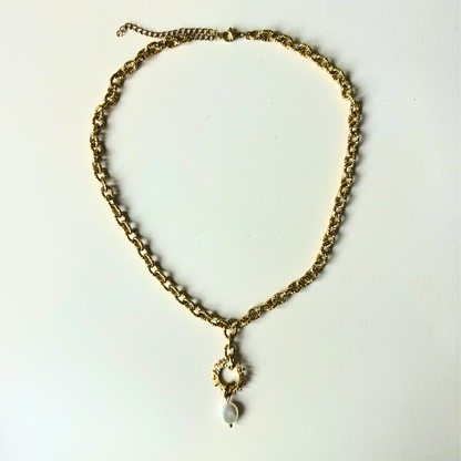 Collier doré Aélia • Charm astre martelé et perle nacrée