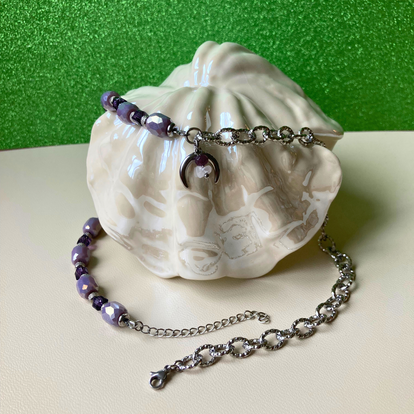 Collier asymétrique Nyx argenté • charm corne de lune