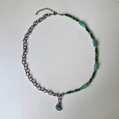 Collier asymétrique Selene argenté • charm lune martelée