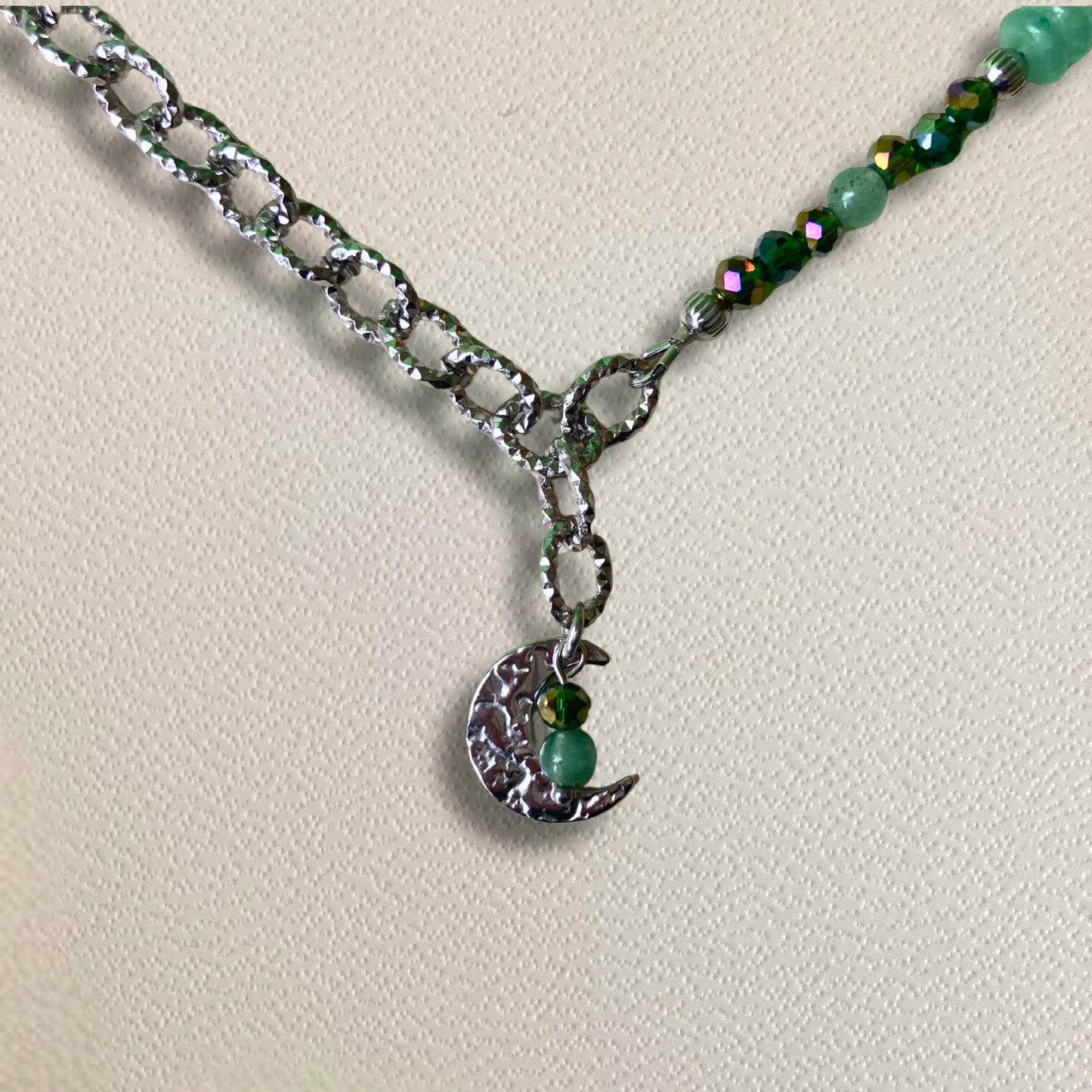 Collier asymétrique Selene argenté • charm lune martelée