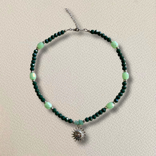 Collier argenté et vert • charm soleil