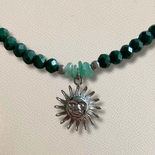 Collier argenté et vert • charm soleil