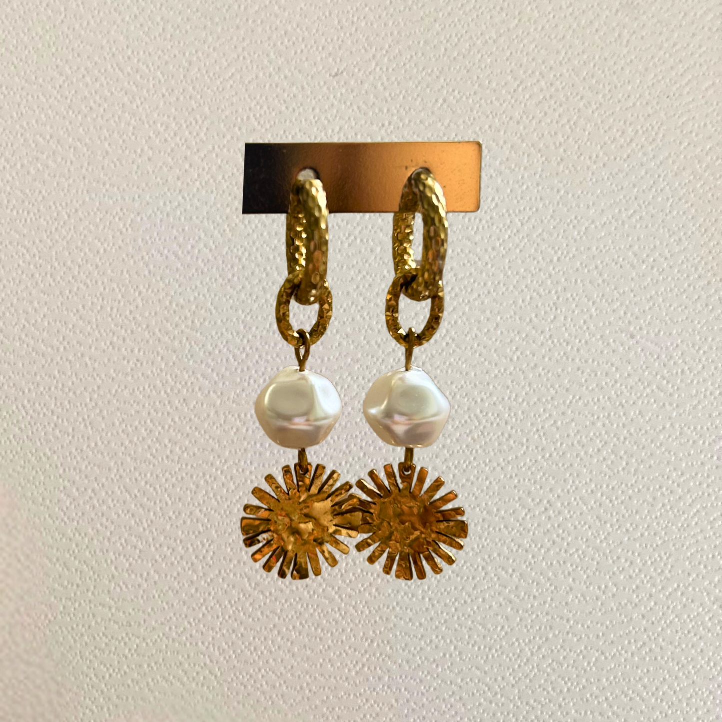 Créoles martelées X • Perle nacrée et charm soleil