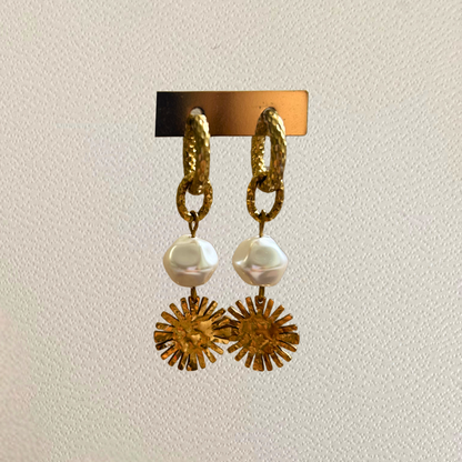 Créoles martelées X • Perle nacrée et charm soleil