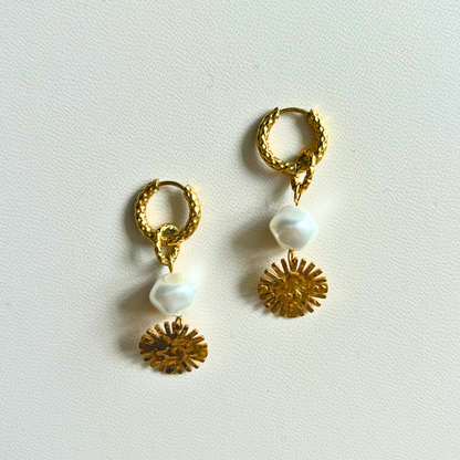 Créoles martelées X • Perle nacrée et charm soleil