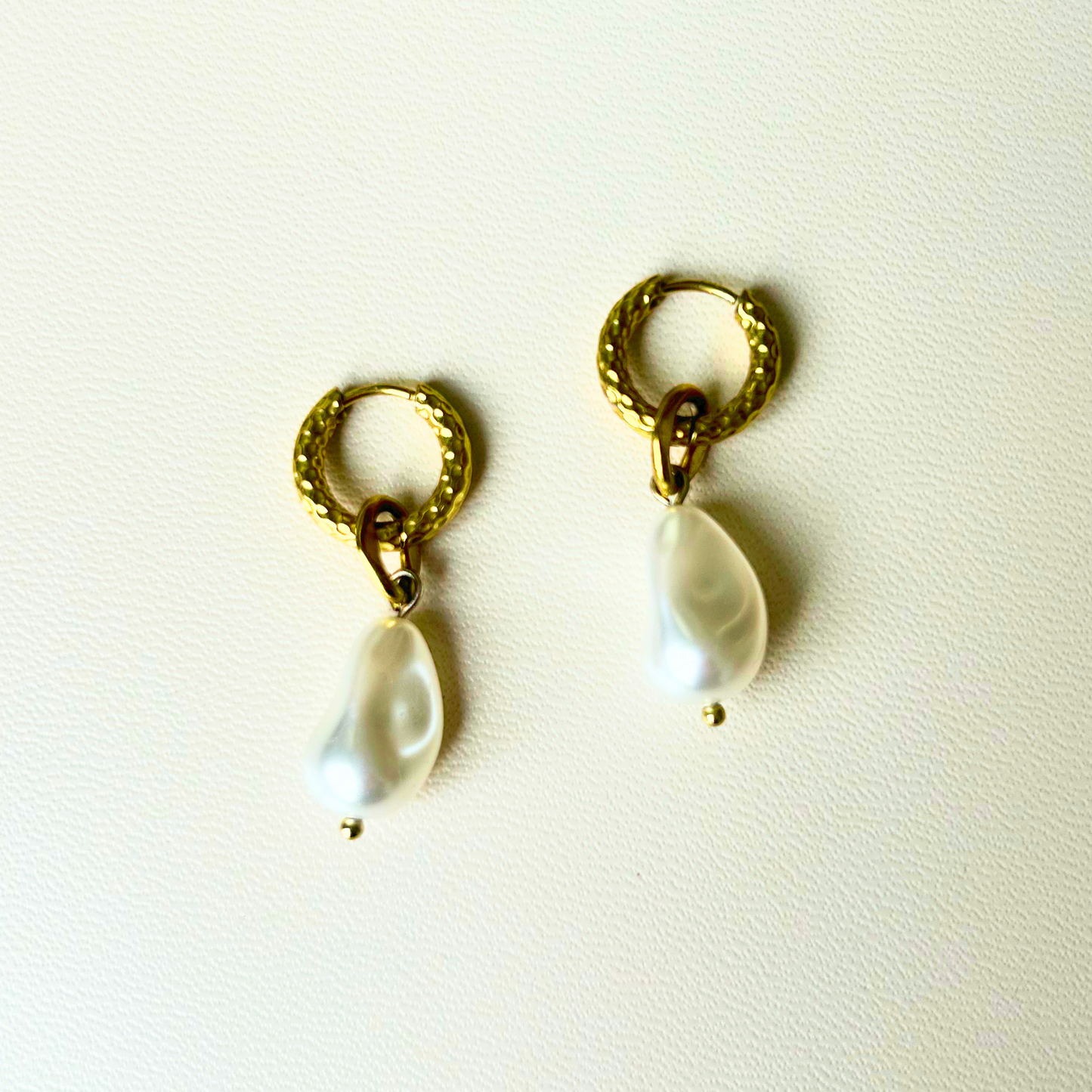 Créoles martelées Nessa • Perle baroque nacrée