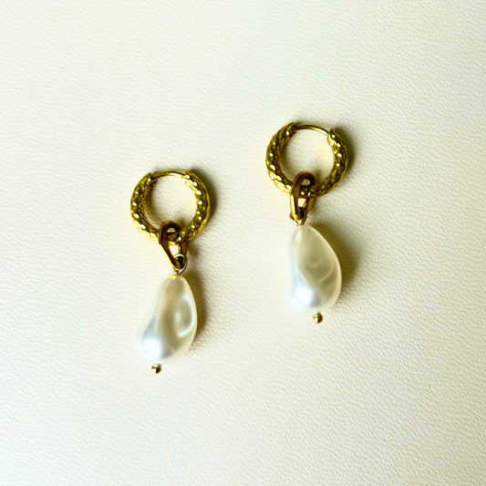 Créoles martelées Nessa • Perle baroque nacrée